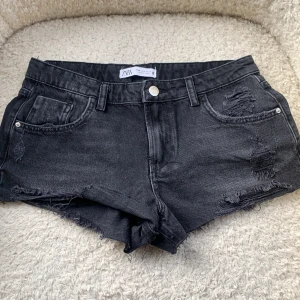 Zara jeansshorts  - super snygga jeansshorts från Zara! Helt oanvända. säljer då dem är lite för stora