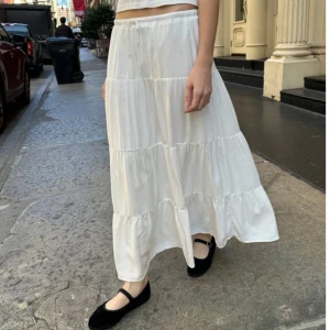 Vit Maxi Kjol  - LIZZY skirt från brandy Melville !! Jätte fin och oanvänd (lappen är kvar) 🤍Säljer eftersom den är för lång för mig pågrund av att jag är väldigt kort 🌷