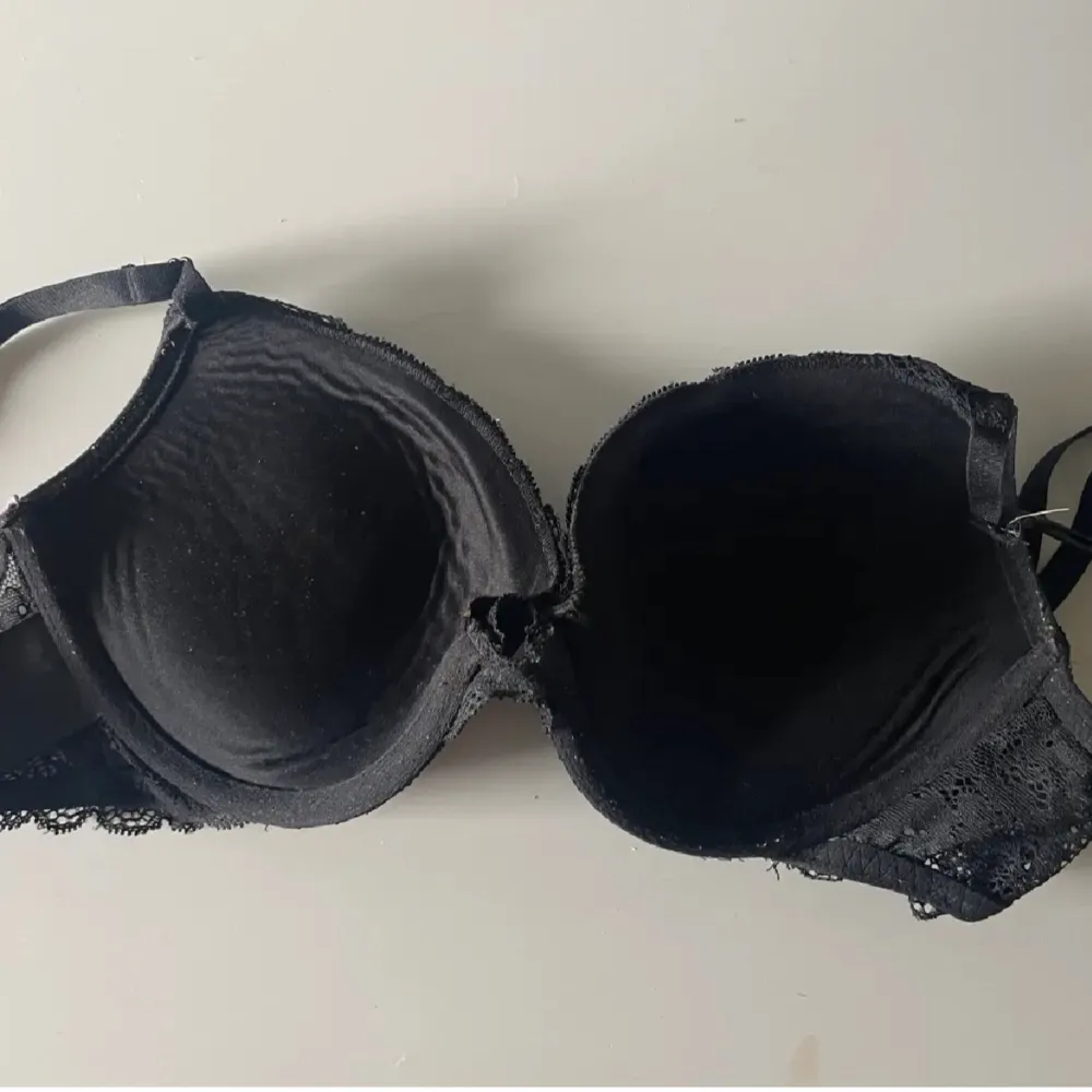 Jätte skön bh som tyvärr inte passar längre. Använd väldigt sällan 💓Lite vaddering!. Muu.