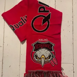 Malmö redhawks halsduk - Säljer nu min malmö redhawks halsduk som inte kommer till användning. Skick 10/10. Släng iväg ett medelande vid minsta lilla fundering. Priset är inte hugget i sten.🤗👍
