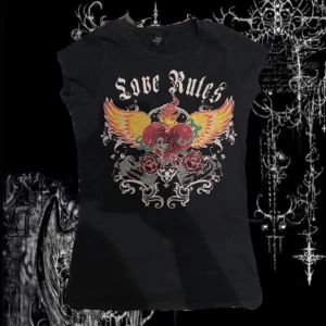 tröja - sjukt snygg tröja med tryck, säljer pga att det inte e min stil längre 🫶 köpte på plick och den e i nyskick! 