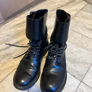 Buckled boots from HOPE STOCKHOLM.  Size 38.  As you can see from the photo it is in really good condition, I bought it at around 2800kr. An amazing piece, really chic. You can pick it up from Hägersten or Södermalm. Otherwise it’s sent via postnord!