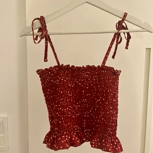 Topp - Söt topp som tyvärr inte kommit till användning då den inte passar min stil💕storleken är S men skulle säga att den passar xs-m! Hör gärna av er om ni har frågor eller vill diskutera priset💕