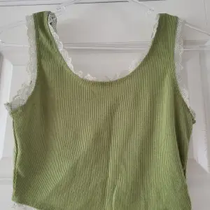 Grönt vintage linne/ topp från shein. Storlek S. 