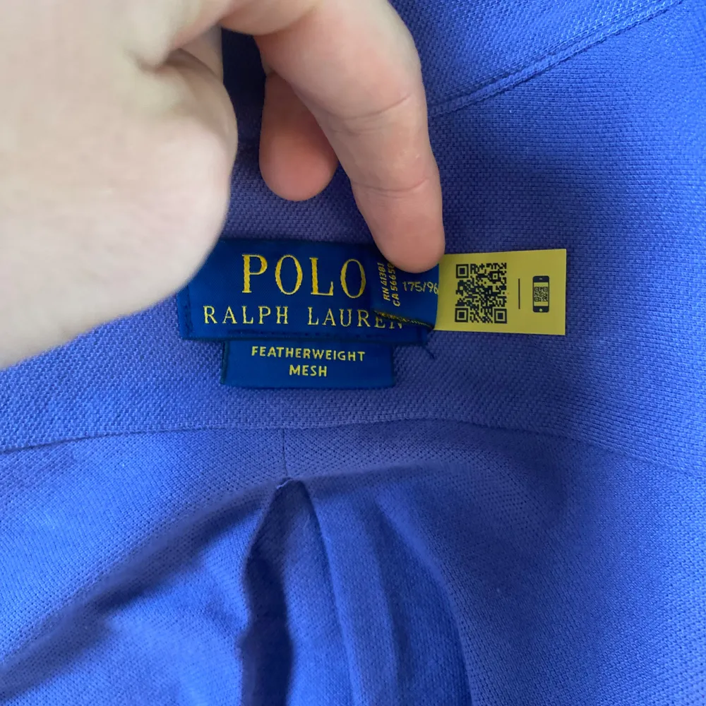 Riktigt snygg Ralph Lauren skjorta i mesh. Riktigt snygg till sommaren. Storlek M. Skjortor.