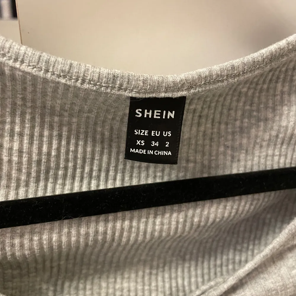 Grå cropped tröja från Shein i storlek xs  med snören. Toppar.