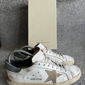 Golden goose - Ett par fina golden goose i strl 43 men passar även dig med 44. Bra skick 7/10, inga defekter förutom små rivningar på baksidan (sista bilden). Medföljer gör golden goose box!
