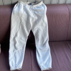 Vita mjukisbyxor - Säljer dessa vita mjukisbyxor, pgr av att de inte kommer till användning☺️ Str S Hör av dig vid några frågor😃