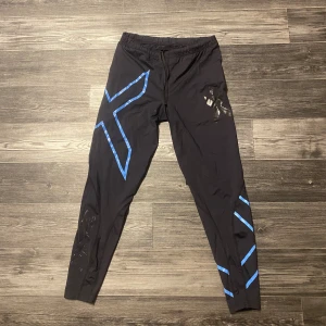 Träningsthights - Dom är i storlek L men skulle nog tro en M oxå kan ha dom. Knappt använda så dom är som i nyskick.