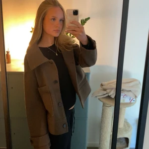Kappa från Kappahl  - Jättefin brun kappa från Kappahl. Ganska nopprig men de går att få bort 💕köpt för 800kr