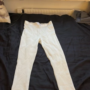 gym tights  - ett par vita gym tights ifrån gina tricot i storlek M, använda ett fåtal gånger  tar ej emot swish