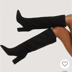 Säljer mina as snygga svarta höga boots/stövlar från Nelly då dem sällan kommer till användning 🥺 Stövlarna är i mockaimitation med en spetsig tå & 10cm klackhöjd 😍🤟🏼 Nypris 799:- , slutsålda på hemsidan! 
