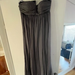 Grå balklänning i tyll🩶 - Jättefin med snörning där bak. perfekt inför bal💕den har ett litet hål som syns i 4e bilden men inget som märks när den används!