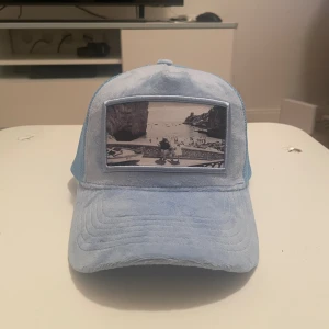 Blå velvet keps - Hej jag säljer nu min blåa velvet keps från Emilio pendenza. Aldrig använt den så den är k bra skick. Hör av er vid funderingar😁