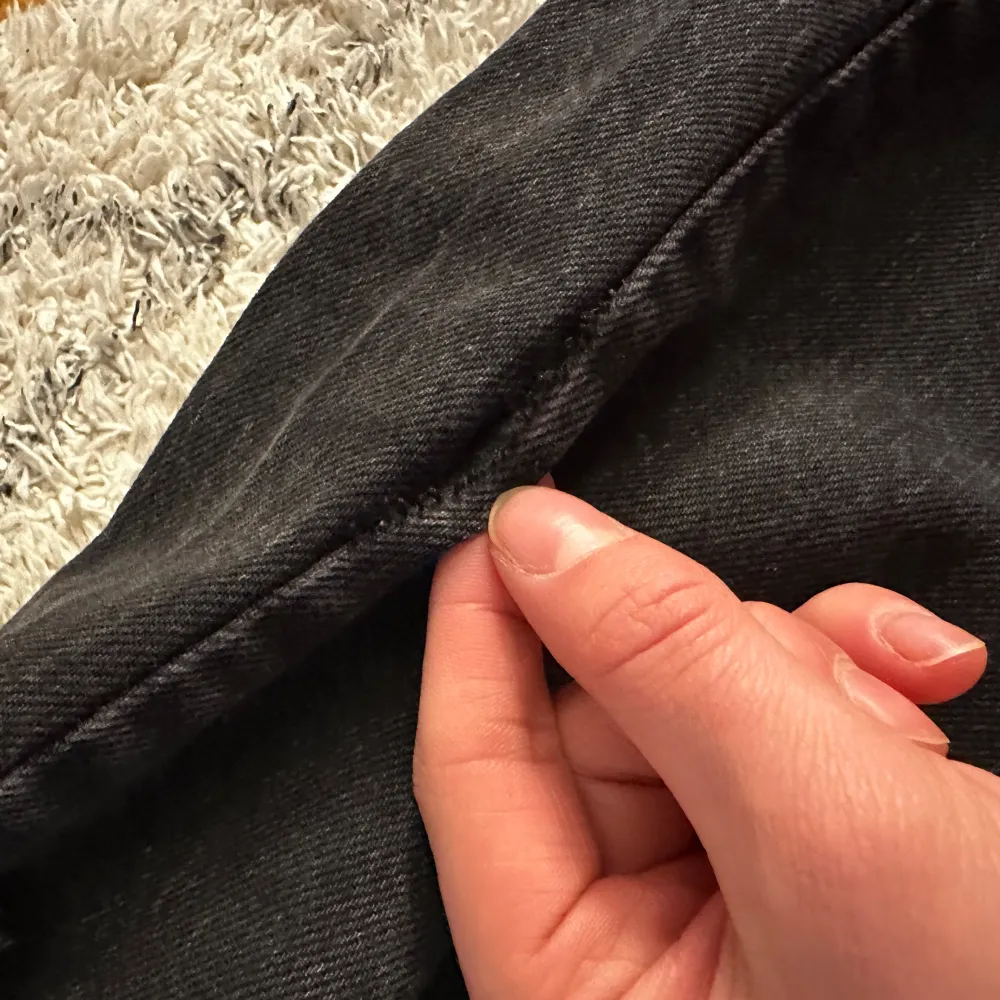 Knappt använda har dock en defekt då sömmen gått upp men inget hål i byxan (se bild 3). Så coola🔥🔥. Jeans & Byxor.