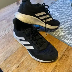 Säljer mina svarta Adidas joggingskor kan även användas som vanliga skor. St 42. Funkar både till killar och tjejer. Priset ligger på 800kr, vid snabb köp kan jag ge för 500kr. 