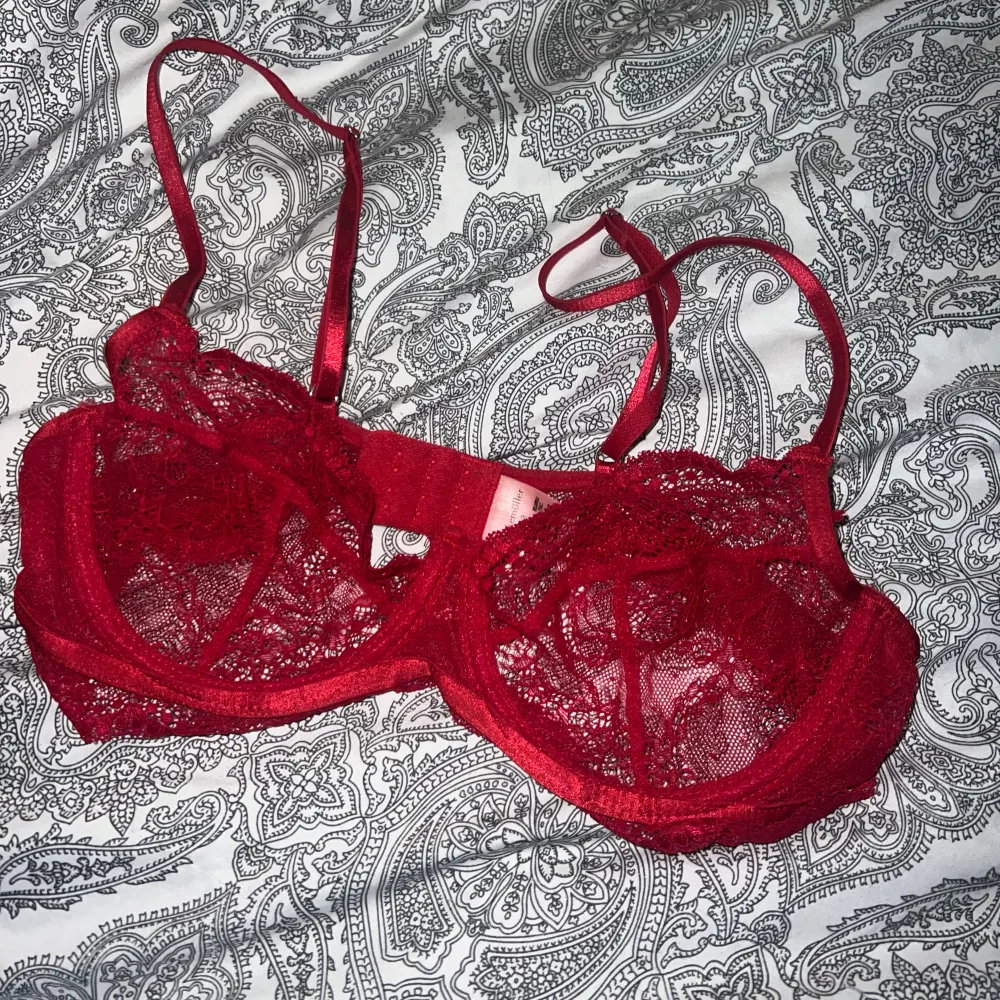 Röd spets bh från hunkemöller, använd men bra skick, storlek 75C, nypris 469kr säljer för 150kr + frakt eller prisförslag💋💋. Övrigt.