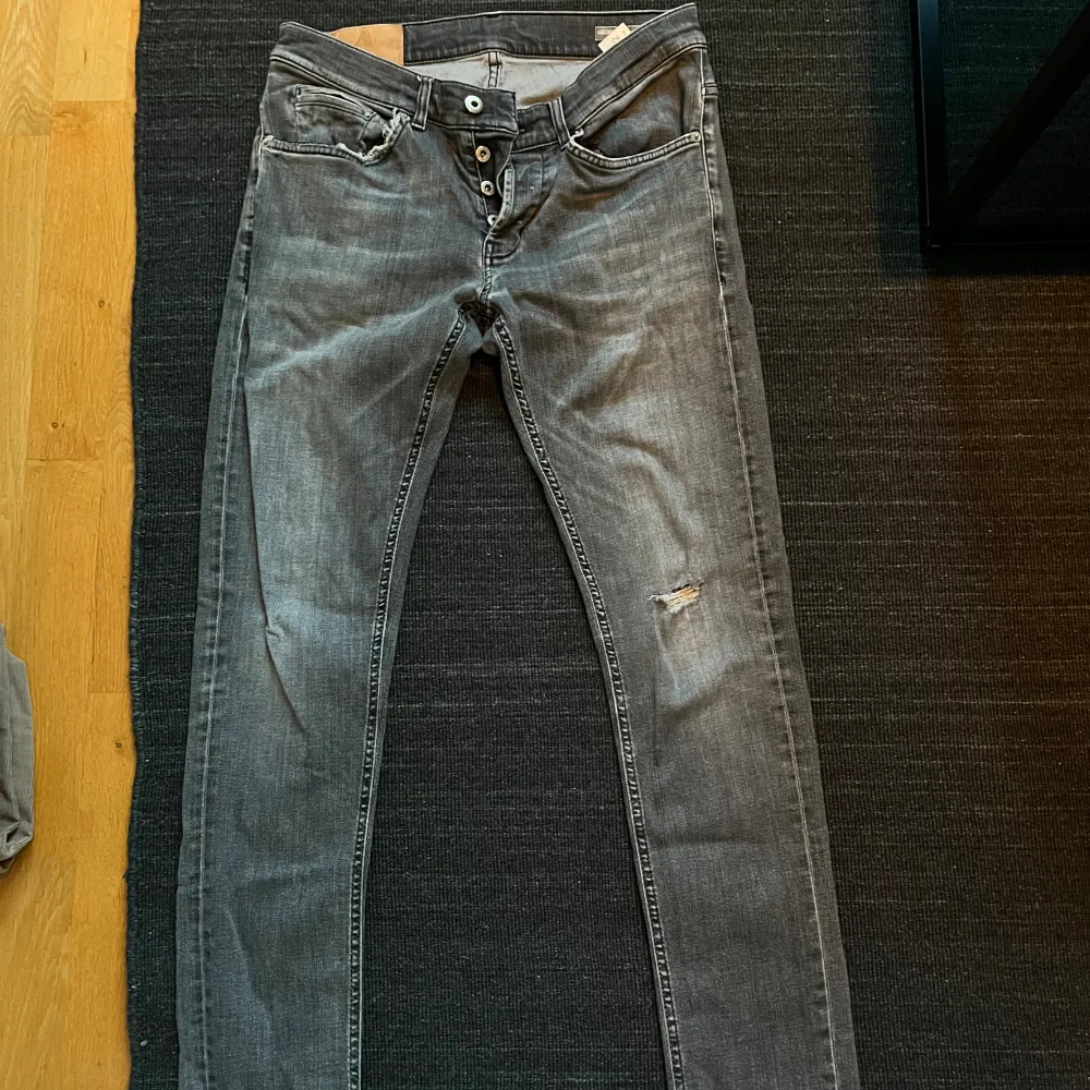 Storlek 32  Mörk gråa . Jeans & Byxor.