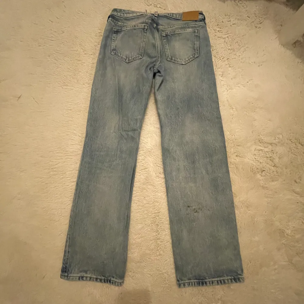 Jätte fina jeans från Weekday. Använda fåtal gånger och säljer pågrund av fel storlek men i fint skick och är i Weekday modellen ”Arrow” + lowwaist! (Obs se bild 4 för en liten fläck på baksida ben, går bort i tvätt?) Köpta för: 590kr 💗💗. Jeans & Byxor.