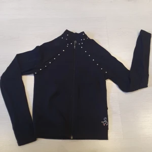 Konståkningströja - Konståkningströja i str s men passar en 11 åring typ. Jättefin med massa diamanter. Tröjan är från sagester.❤️