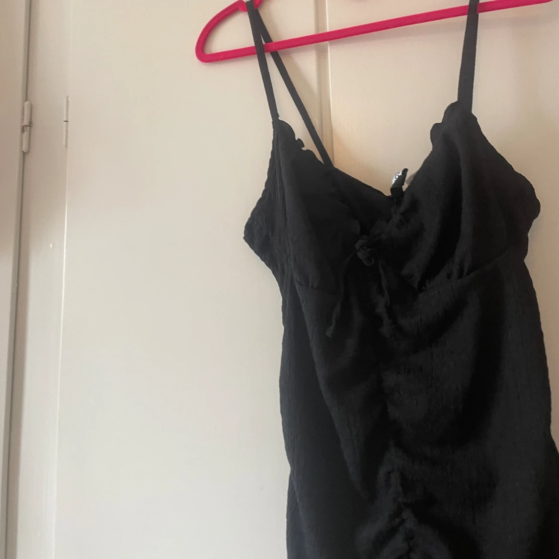 Svart figurformad klänning - 92