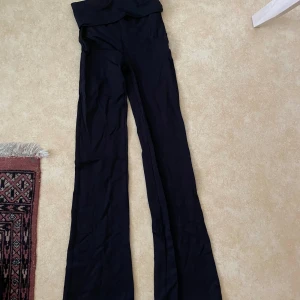Yoga pants Bikbok  - Yoga pants från Bikbok. Man kan vika ned i midjan som man vill. Sparsamt använda men har fastnat lite gult ludd i sömmarna från en gul hoodie, se bild. Går säkert att ta bort💛nypris 499