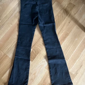 Bootcut jeans low Waits  - Svarta boot cut jeans från zalando/only