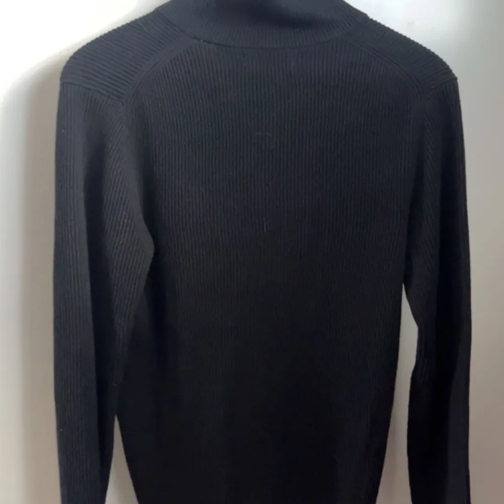 Helt ny svart zip tröja helt oandvänd ny pris 600. Tröjor & Koftor.