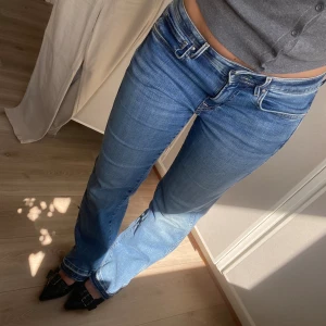 Low waist pepe jeans - Lågmidjade jeans i rak modell från pepe jeans. Storlek 26.