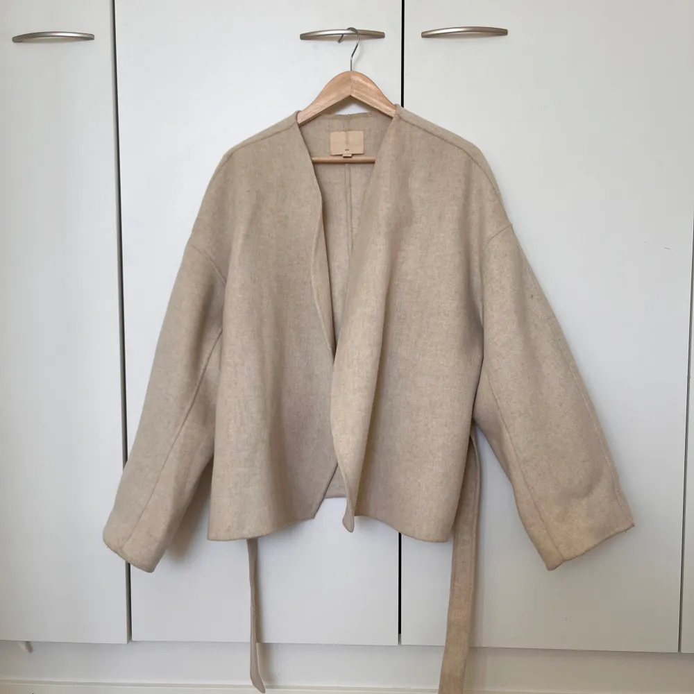 Lovely wool coat. Bought second hand but it’s too big for me. Size M, relaxed/oversize fit. 🩷100% wool, original price around 180€. . Jackor.