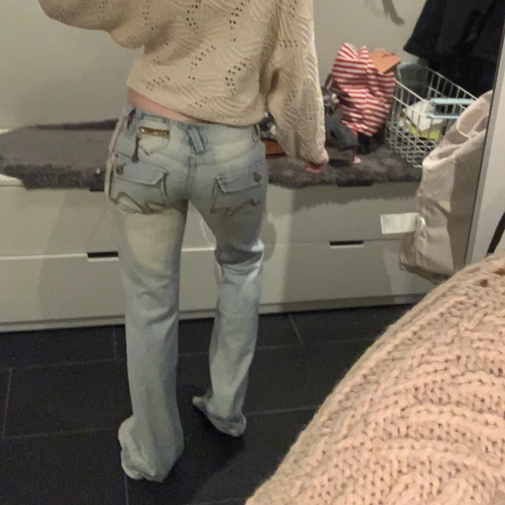 Säljer då den är lite för små för mig o för långa i benen . Jeans & Byxor.