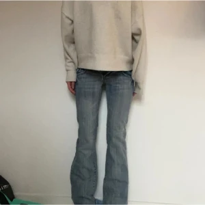 Jeans - Säljer då de ej kommer till användning o använt fåtal gånger o pris kan diskuteras❤️storlek w25 L32 Innerbenslängd: 77cm. Midjemått rakt över: ca 35 cm
