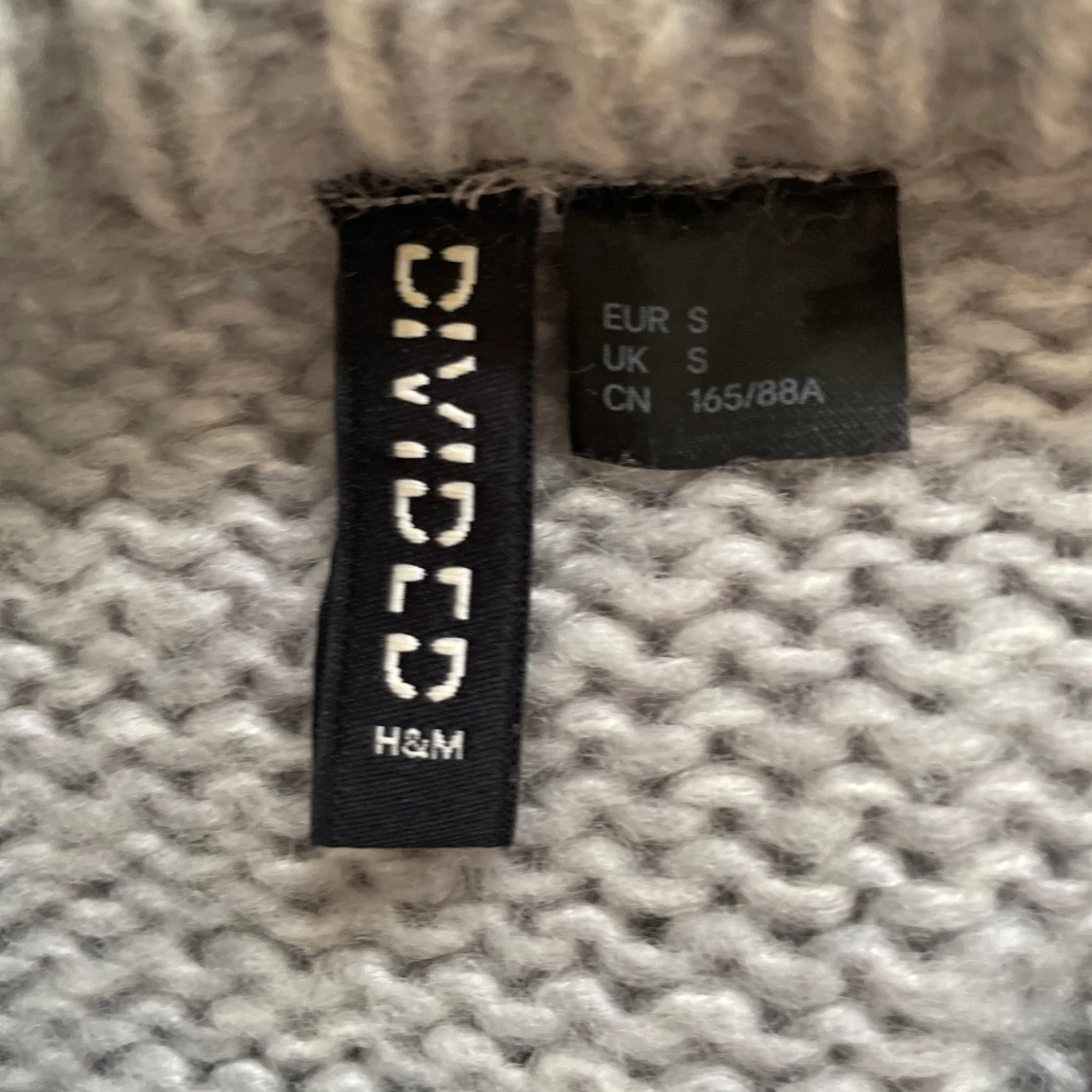 Grå stickad tröja  - 91