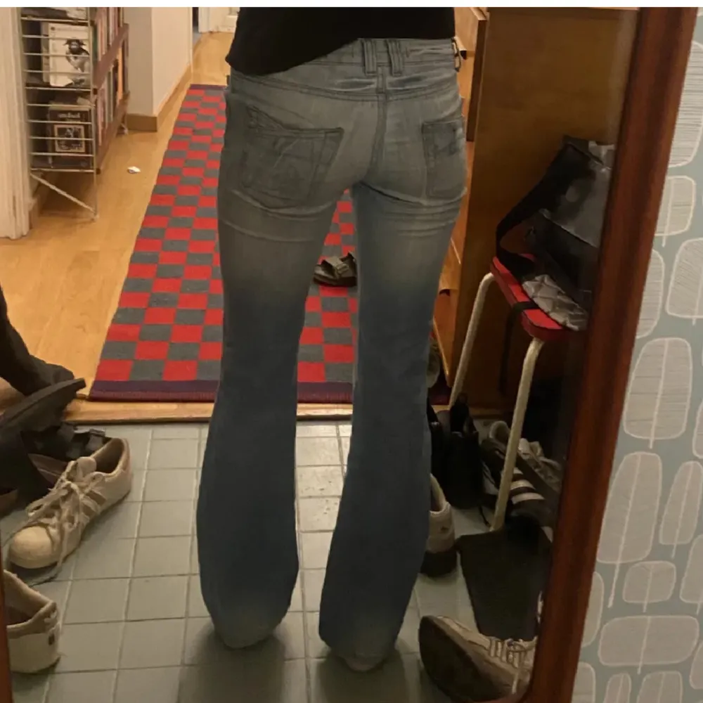 Skitsnygga lågmidjade bootcut jeans, köpta second hand men märket är vero moda, skriv till mig vid fler frågor!💘 Midjemått: ca 83cm     Innerbenslängd: ca 78 cm. Jeans & Byxor.