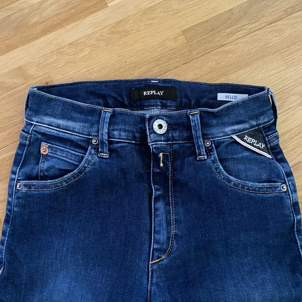 Säljer dessa jeans, 12 år, 150 cm. Fint skick, hela och rena. . Jeans & Byxor.