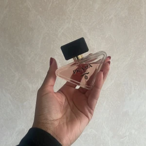 Prada parfym  - En blommig ambradoft som omfamnar paradoxerna hos ikoniska ingredienser och avslöjar nya doftupplevelser. Friskhet på ett nytt sätt med det första extraktet av Neroli-knoppar för PRADA, för att fånga blommans fräscha dimension. 