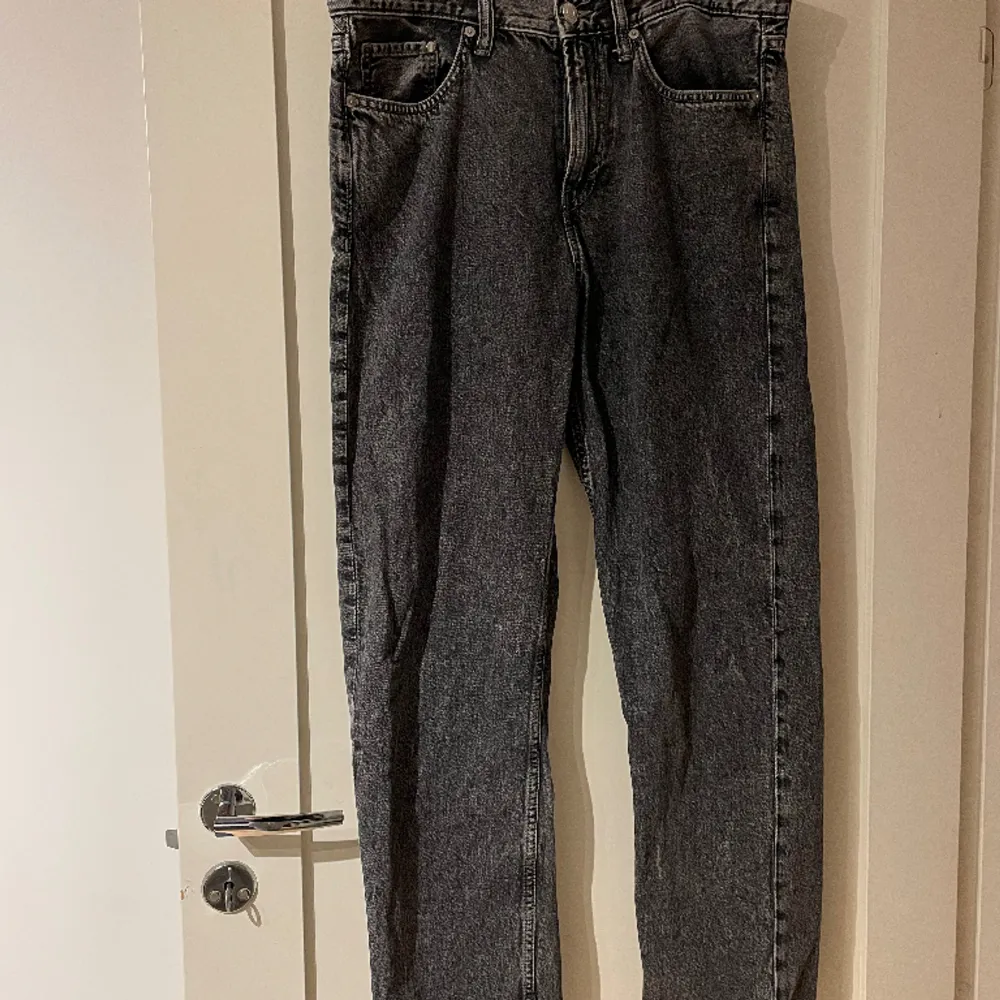  Mörkgrå Relaxed fit herr jeans från hm, inget fel bara för stor för mig , som nya 😃😄 Strl 33/32. Jeans & Byxor.