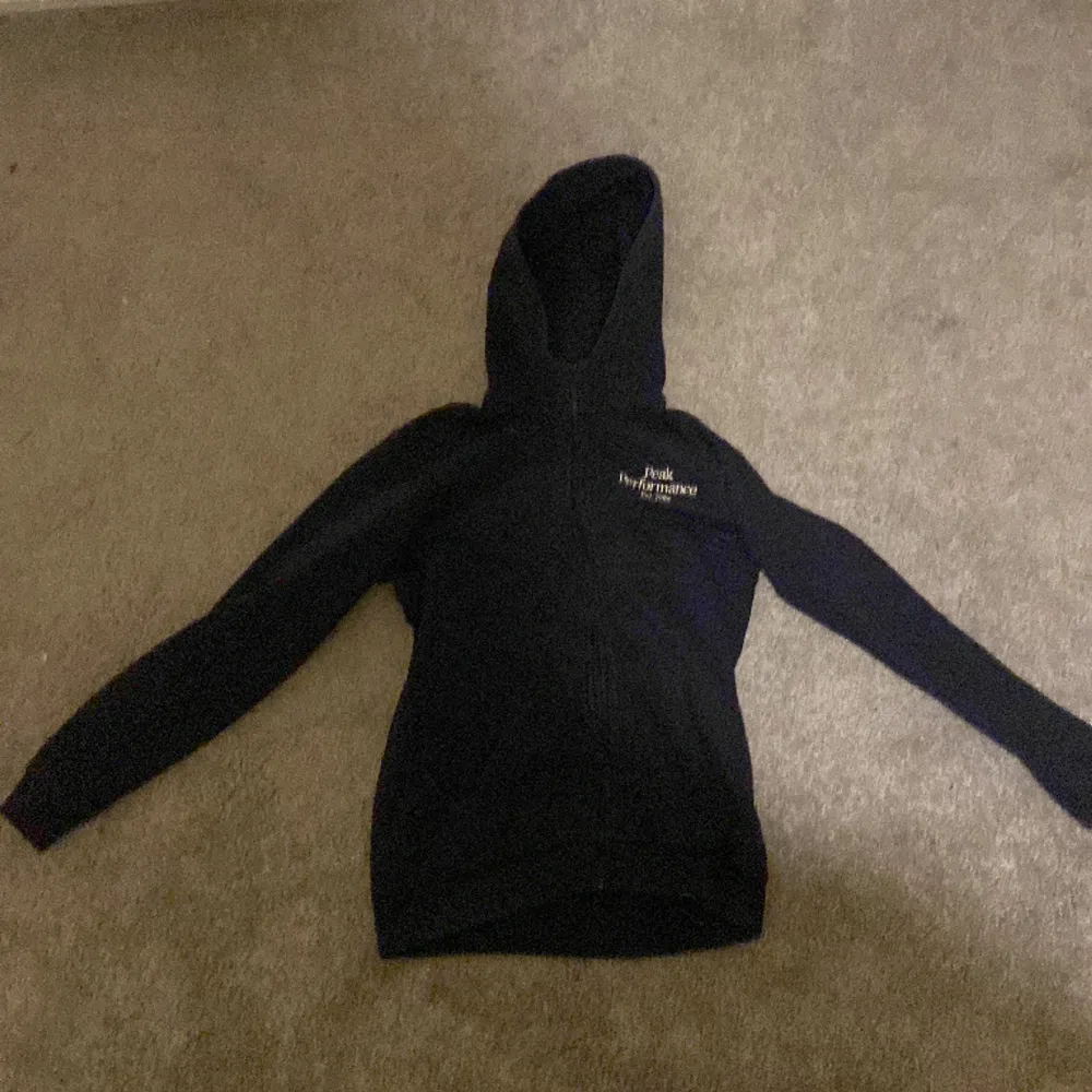 Peak performance zip hoodie använd ett tag  Skick: 7/10 Stolek: 170cm . Hoodies.