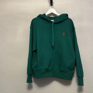 Ami hoodie - Riktigt schysst Ami Paris hoodie i bra skick i en modern färg som är perfekt för våren. Säljer för ett riktigt bra pris då den inte passar i storleken längre. Skriv för funderingar. 