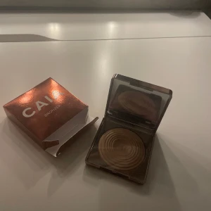 Caia bronzer  - Säljer pga fel färg för mig men en jätte fin bronzer från Caia helt oanvänd såklart här inte ens tagit av plast skyddet. Pris går att diskutera 