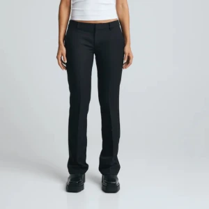 Lågmidjade byxor - Helt nya kostymbyxor i modell Vera från Bikbok! Storlek 40 men passar 38 enligt mig som är 167 och har vanligtvis 36/38! Nypris 500kr (Modellen på bilden är 173 och har strl 42)