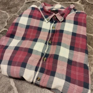 Dressman skjorta  - Rödvit långärmad skjorta från Dressman i storlek 3XL. Väldigt bra skick. 