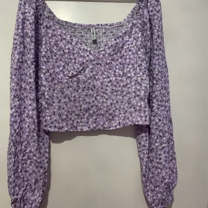 Blommig blus  - Använd 2 gånger. Tunn och flowig till sommaren