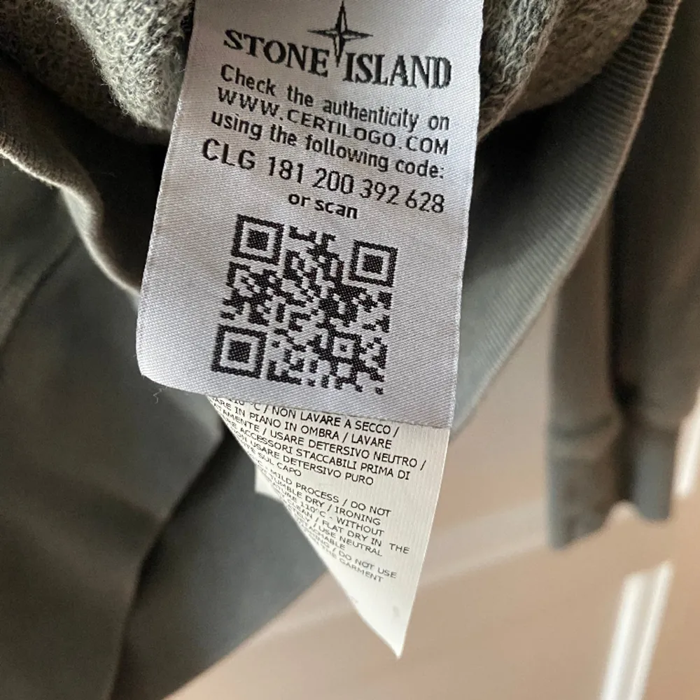 Stone Island-tröja. Endast använd en gång. . Tröjor & Koftor.