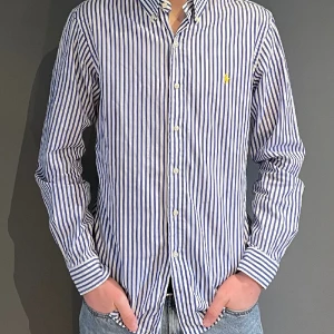 Polo Ralph Lauren Skjorta  - Säljer en riktigt stilig skjorta från Polo Ralph Lauren, perfekt till sommaren ☀️ Skjortan är i bra skick, inga synliga fel på den. Stl S. Hör av er vid frågor/funderingar 😉