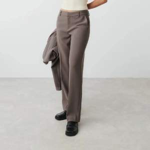 Kostymbyxor i modellen ”straight regular trousers” från Gina tricot. Inte särskilt mycket använda så i bra skick! Bara att skriva för fler bilder.