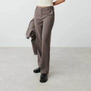 Kostymbyxor Gina Tricot - Kostymbyxor i modellen ”straight regular trousers” från Gina tricot. Inte särskilt mycket använda så i bra skick! Bara att skriva för fler bilder.