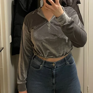 Cropped sammet top - Väldigt tunn med en hoodie, skön att ha på sig! (Jag väger 70kg o är 1,7m lång).
