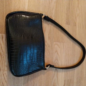 Väska - Handväska i skinn imitation med oŕm mönster. I gott skick möts gärna upp i Göteborg. 