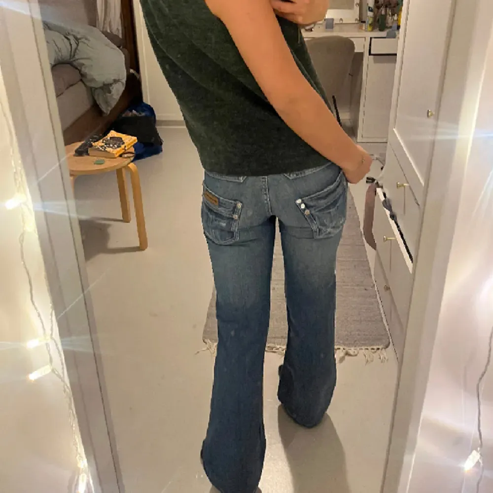 Säljer dessa jätte snygga bootcut jeans. (!!Förra säljarens bilder!!)💓 säljer då dom sitter tajt i midjan på mig och är lite korta. Inga defekter, innerbenslängd 74cm midjemått 35 rakt över💓 skriv för frågor. Annars köp gärna nu‼️. Jeans & Byxor.